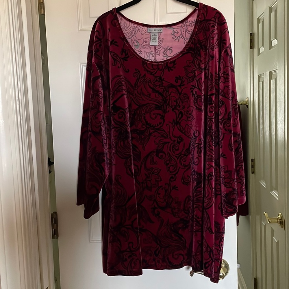 5x (34/36w) velvety feel top with 3/4 sleeves. Deep red and black.